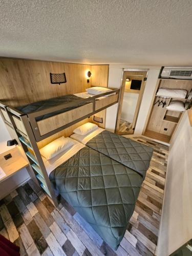 1 queen bed, 1 twin bed