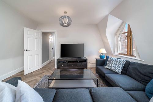 Chic 2BR Battersea Flat - Terrace & Pet-Friendly - image 5