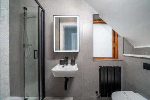 Chic 2BR Battersea Flat - Terrace & Pet-Friendly - image 8