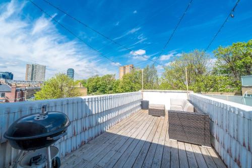 Chic 2BR Battersea Flat - Terrace & Pet-Friendly - image 6