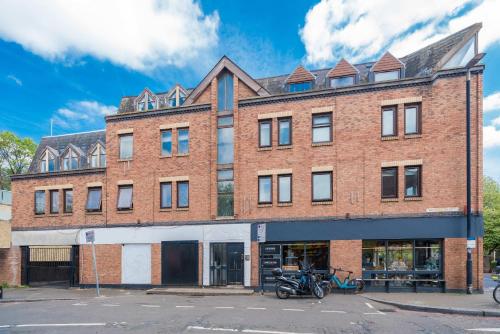 Chic 2BR Battersea Flat - Terrace & Pet-Friendly 