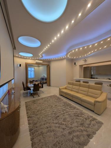 Heart Of Downtown Budapest Luxury Condo, Private Spa, Home Cinema, Patio, Budapest (foto 8)