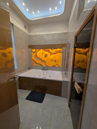 Heart Of Downtown Budapest Luxury Condo, Private Spa, Home Cinema, Patio, Budapest (foto 4)