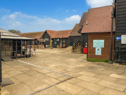 Guest Rooms at Walton Hall Farm - Chadwell St Mary
