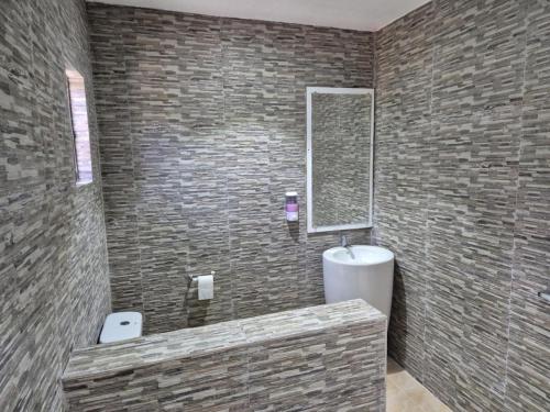 Shower, The Pine Lodge Accomodation in Ba