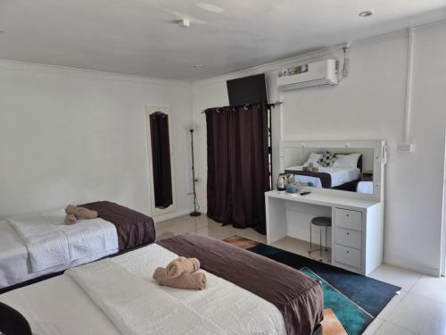 The Pine Lodge Accomodation in Ba