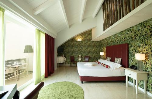 1 king bed, 2 sofa beds