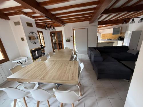 Gite boutx avec Jacuzzi 12 personnes 5 LITS DOUBLES ET 1 CANAPE LIT in Saint-Beat