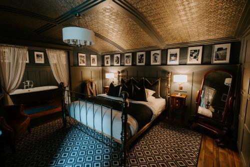 Sheddington Manor - 2 Bedroom Guest House & Cinema, Mid and East Antrim