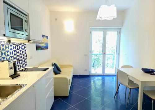 Blue House, Maiori