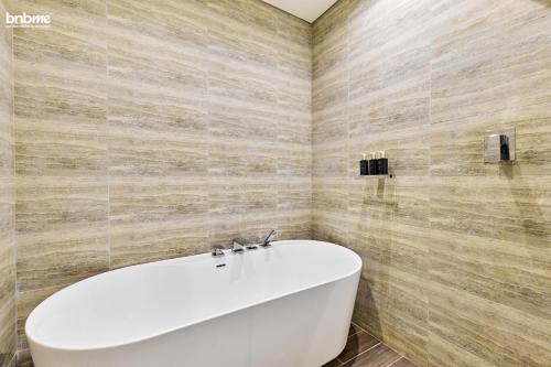 Bathroom, bnbmehomes - Anwa in Dubai Maritime City