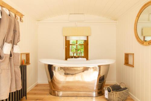 ห้องน้ำ, เดอะ ฟิช โฮเต็ล (The Fish Hotel) in บอร์ดเวย์