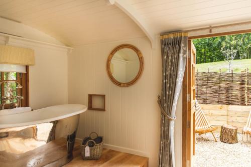 บริการและสิ่งอำนวยความสะดวก, เดอะ ฟิช โฮเต็ล (The Fish Hotel) in บอร์ดเวย์