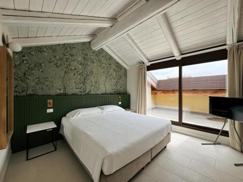 Two-Bedroom Apartment with Balcony and Terrace image 10