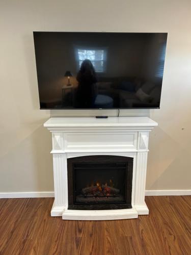 صالة مشتركة/ منطقة التلفزيون, Charming Cottage with fenced yard in convenient location in Enfield