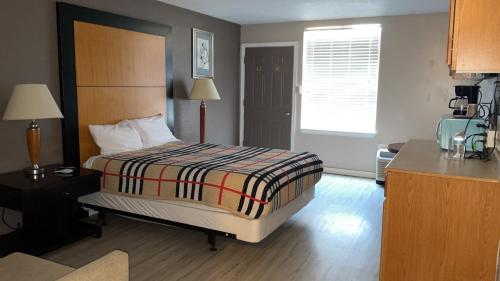 โรดเวย์ อินน์ (Rodeway Inn) in มาร์ตินส์เบิร์ก (WV)