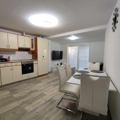 Shared lounge/TV area, EnIdom Oroshaza in Oroshaza