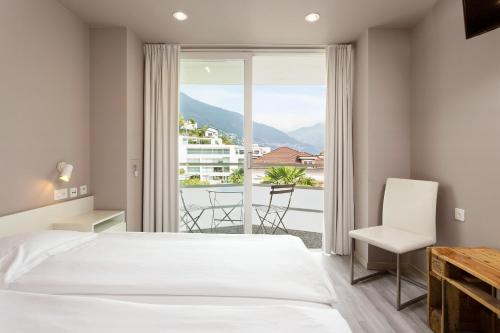 Camera twin, balcone