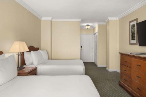 Double Room with Two Double Beds image 3