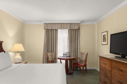 Deluxe King Room image 2