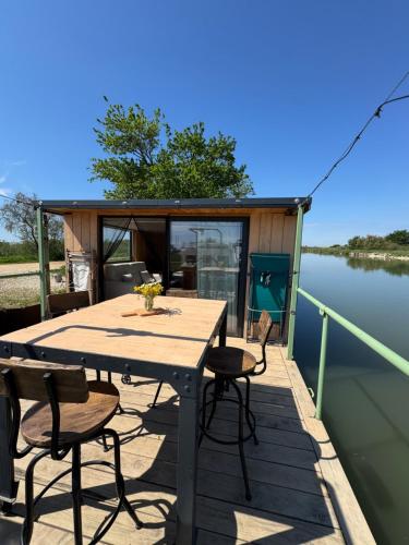 陽台/露台, La cabane a fleur d eau au cœur de la Camargue in 博瓦桑