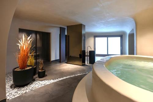 Pezsgőfürdő, Enarma Suites & Spa Wellness Retreat in Megalochori