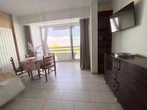 One-Bedroom Apartment with View image 7