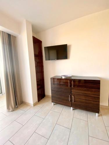 One-Bedroom Apartment with View image 4