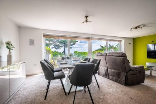 Ocean views, peace and quiet in this homely flat in 道利什市中心