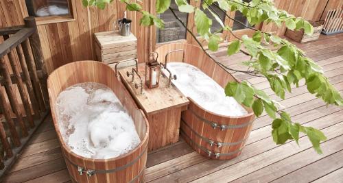 บริการและสิ่งอำนวยความสะดวก, เดอะ ฟิช โฮเต็ล (The Fish Hotel) in บอร์ดเวย์