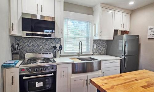 Private Atlanta Tiny House with Mini Golf in Forest Park