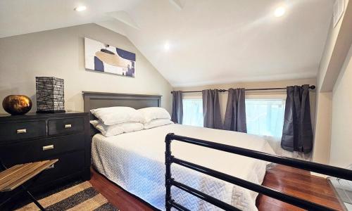 Private Atlanta Tiny House with Mini Golf in Forest Park