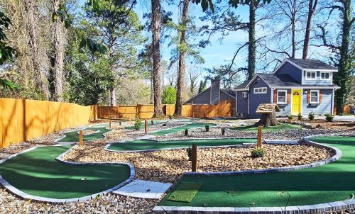 Private Atlanta Tiny House with Mini Golf in Forest Park