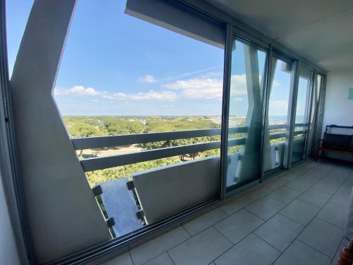 One-Bedroom Apartment with View image 1