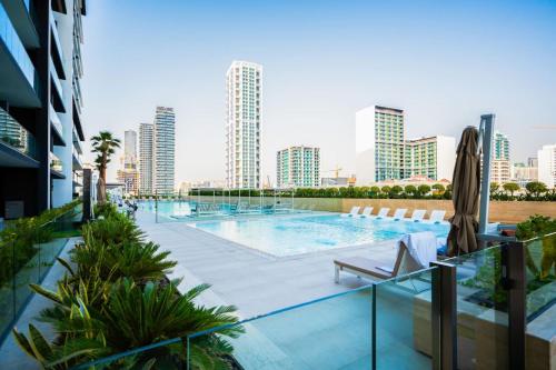 Luxury 1BR on High Floor JVC - image 3