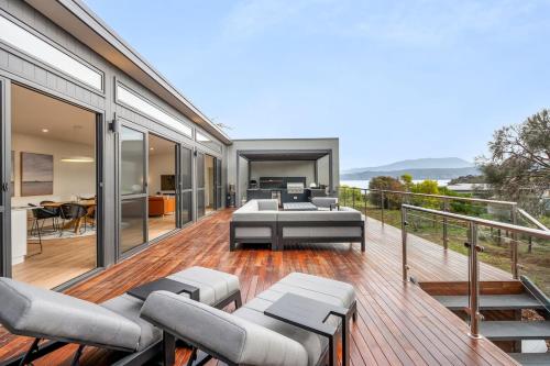 Waterfront Luxury in Opossum Bay in Sandford
