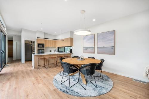 Waterfront Luxury in Opossum Bay in Sandford