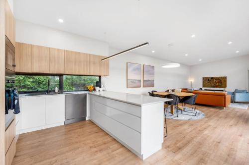 Waterfront Luxury in Opossum Bay in Sandford