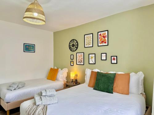 Vibrant Studio 30min to Central London & Free Wifi, Londyn