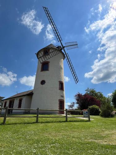 . LE MOULIN DES GARDES