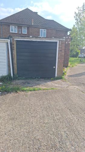 Cosy 2-bed Maisonette with Private Garage in Wembley - main image