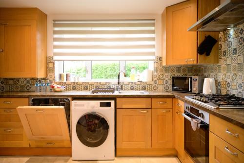 廚房, Strelley house 2 , Perfect for business trip & Families holiday or working proffesionals-5 min from  in 比爾伯樂