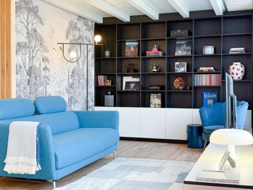 Rock, Love & Lake - Stylish Apartment Steps from the Lake
