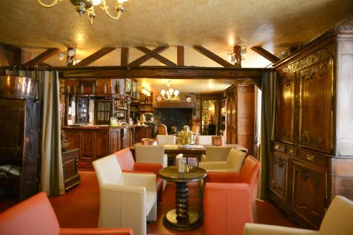 Паб/Коктейль-бар, Hotel de La Croix d'Or in Avranches