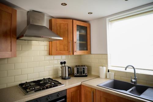 設施, Modern house , Perfect for business trip & Families holiday or working proffesionals-5 min from M1 J in 比爾伯樂