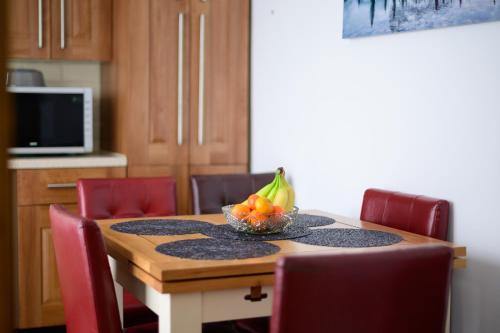 廚房, Modern house , Perfect for business trip & Families holiday or working proffesionals-5 min from M1 J in 比爾伯樂