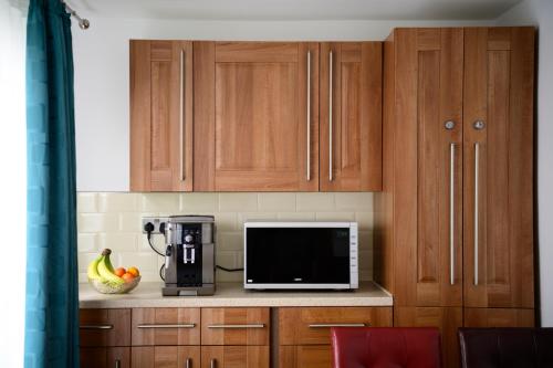 設施, Modern house , Perfect for business trip & Families holiday or working proffesionals-5 min from M1 J in 比爾伯樂