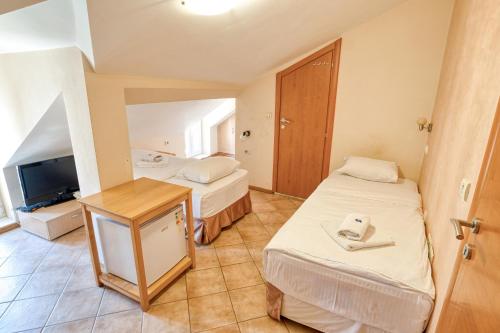 Hotel Rendez Vous Room Type - Triple Room (4th floor)