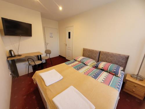 2 twin beds