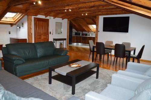 Wooden Attic · Pendávrison